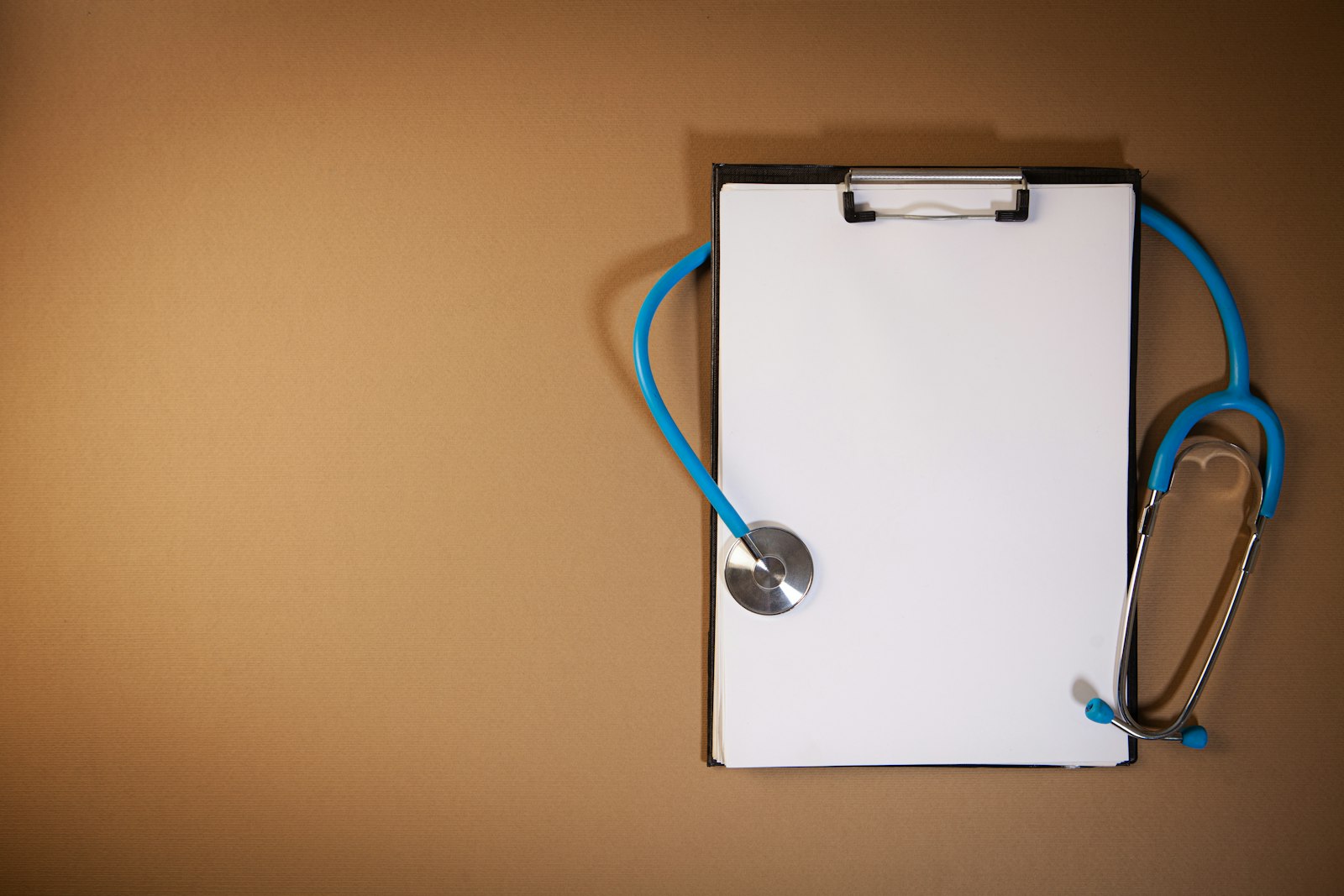 Formato médico en portapapeles con estetoscopio