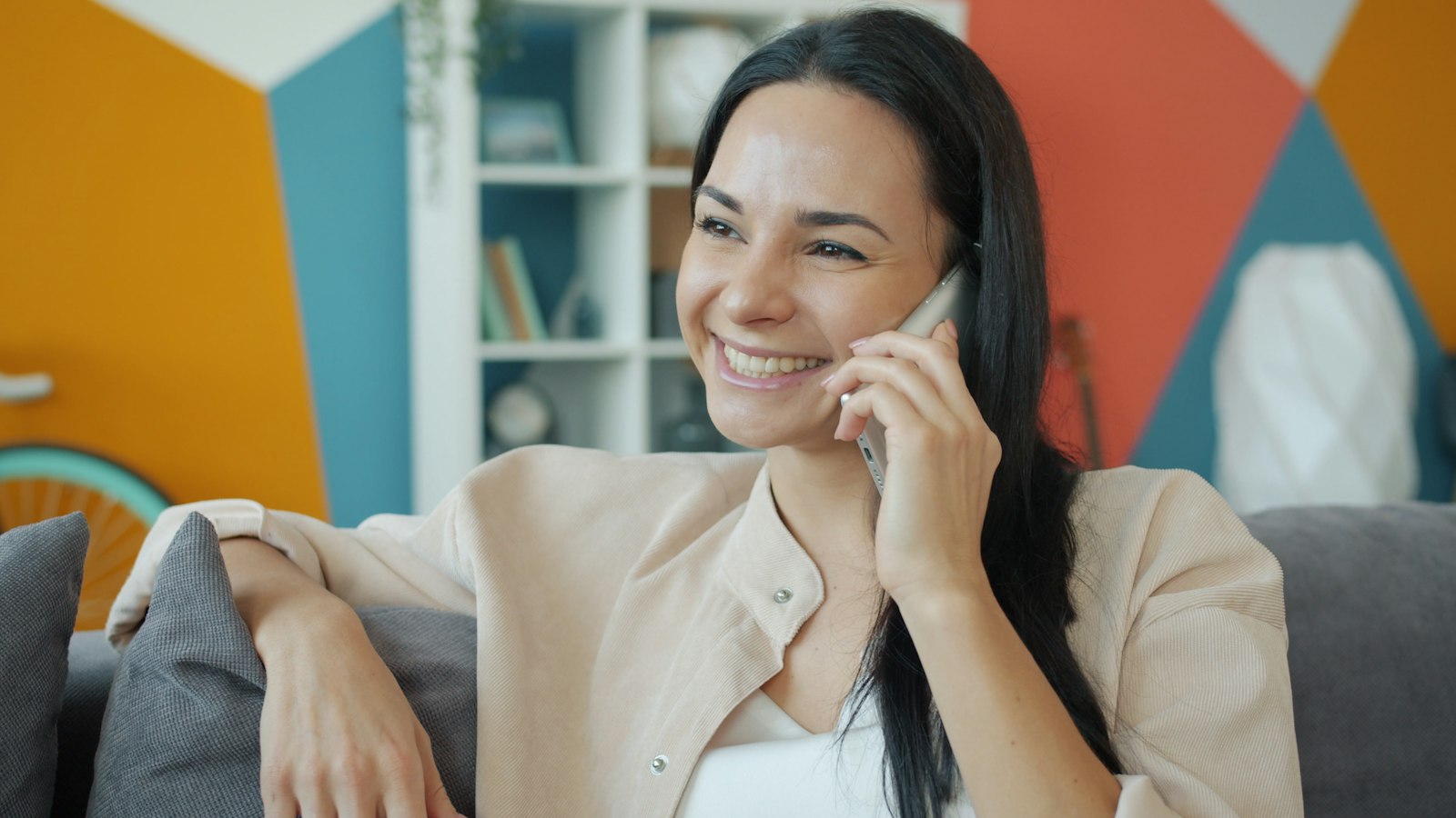 Mujer hablando por teléfono