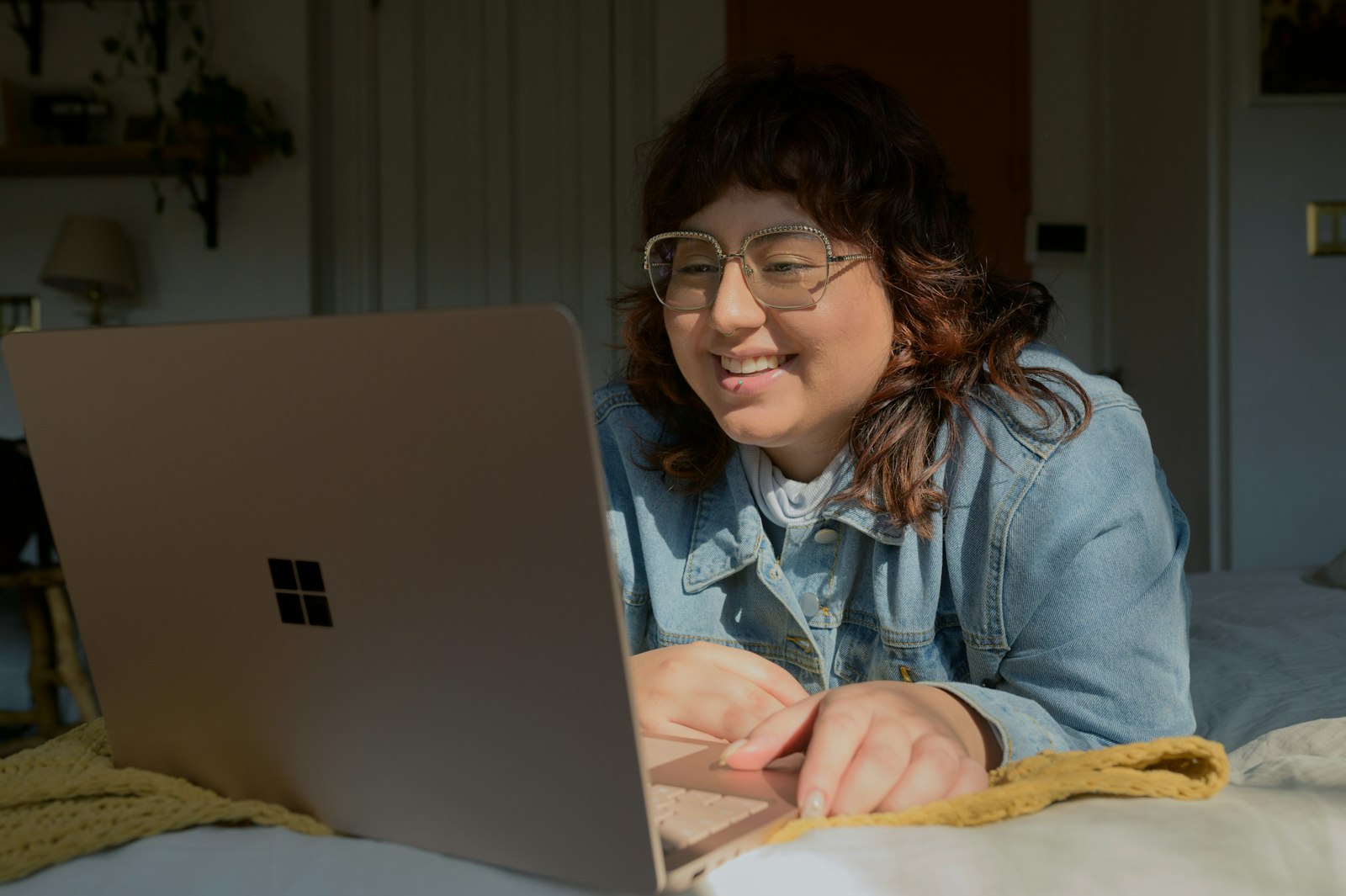 Mujer en videollamada desde su laptop